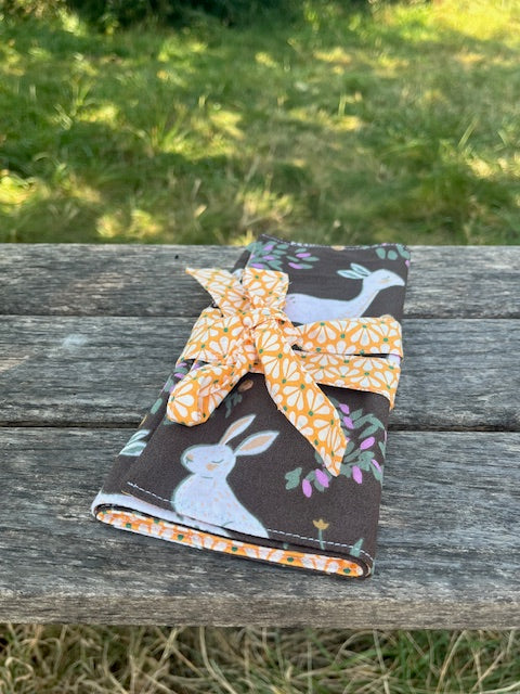 Grande Pochette crayons en tissu ANIMAUX DE LA FORET/fleurs oranges