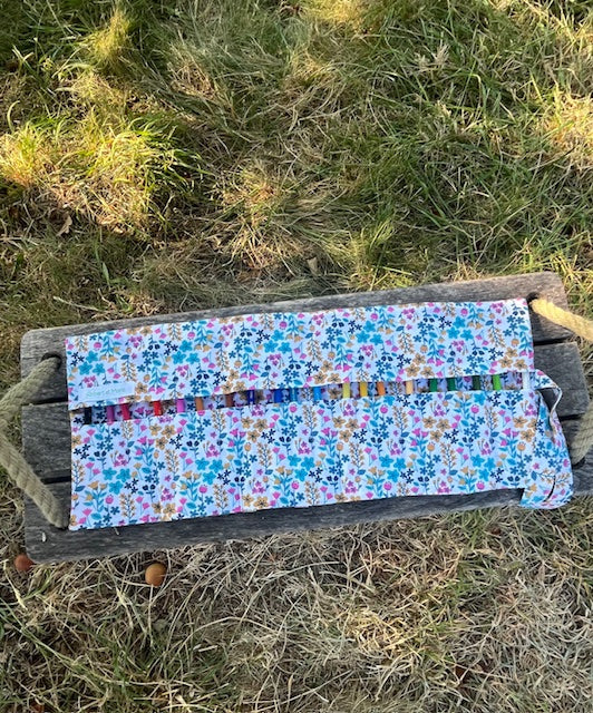 Grande Pochette crayons en tissu ANIMAUX DE LA FORET/fleurs bleues, multicolores
