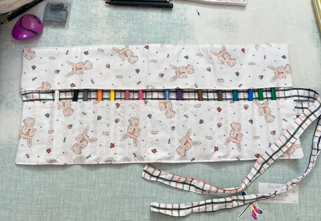 Grande Pochette crayons en tissu LAPINOS/carreaux